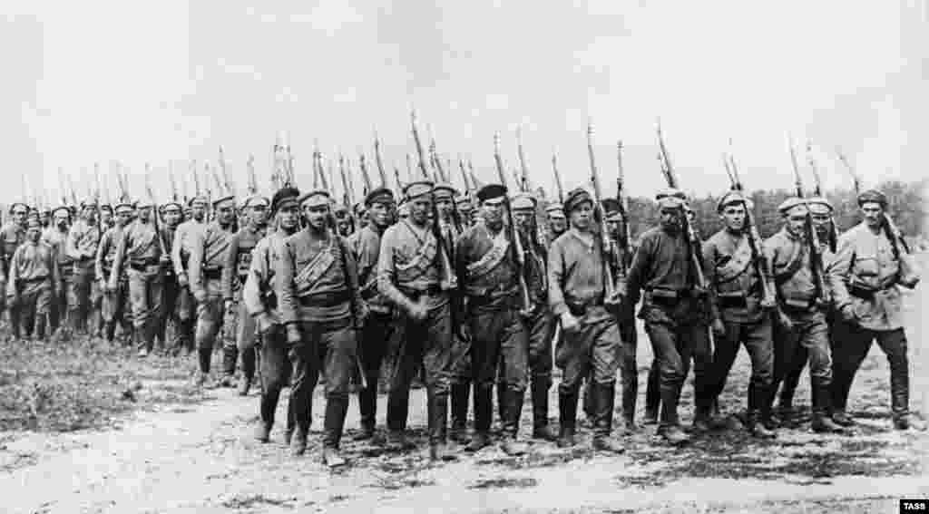 Загін червоноармійців вирушає на передову під час російської громадянської війни в 1919 році