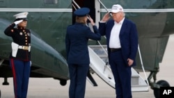 Donald Tramp Hərbi Hava Qüvvələrinin polkovnikini salamlayır