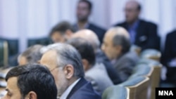 شورای پول و اعتبار در جلسه اول ارديبهشت ماه خود، رای به تثبيت نرخ سود بانکی در سال جاری خورشيدی داده بود.