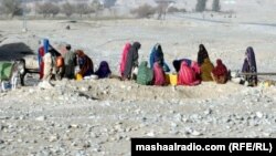 کوټه: ښځې په ګودر راټولې دي. په بلوچستان کې د اوبو ستونزه ډېره لویه ده. عورټ فاونډېشن ویلي په بلوچستان کې پر ښځو تشدد کم کېږي. د ۲۰۱۱ز کال د جولای اتمه