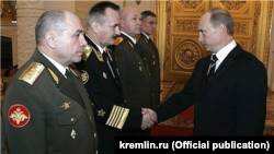 Експерти Bellingcat і The Insider стверджують, що «Дельфін», який фігурує у записах перехоплених телефонних розмов – це генерал-полковник російської армії в запасі, чинний головний інспектор Центрального військового округу Міністерства оборони Росії Микола Ткачов (на фото крайній зліва)