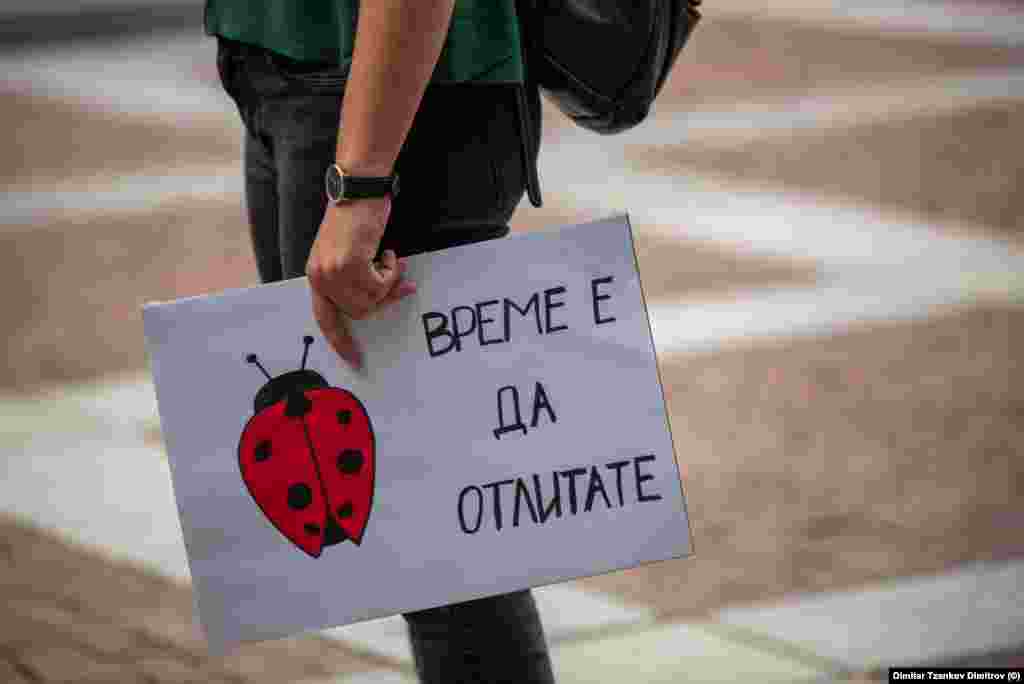 Протестираща в Пловдив с плакат с надпис "Време е да отлитате".