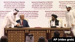 АКШнын атайын өкүлү Залмай Халилзад (солдо) жана «Талибан» кыймылынын саясий жетекчиси Абдул Гани Бахадыр (оңдо). Доха, 29-февраль, 2020-жыл. 