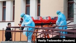 Шпіталізацыя хворай на каранавірус. Менск, 12 сакавіка 2000