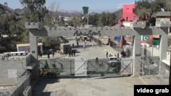  د تورخم په دروازه موجوده عمله په درو شفټونو کې کار کوي. 