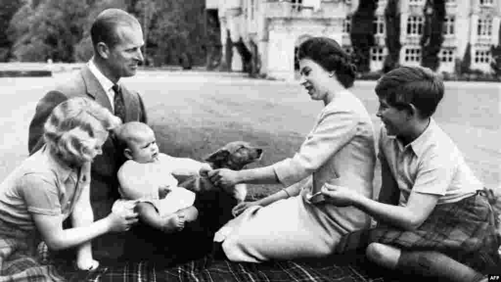 Kraljica, princ Filip i troje njihove dece En, Endrju i Čarls (s leva na desno; njihovo četvrto dete, princ Edvard, rođen je četiri godine kasnije) u zamku Balmoral 1960. &nbsp;