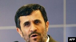 افزايش شديد تورم و گرانی، بيکاری، نقدينگی، ورشکستگی واحدهای صنعتی و ساير مشکلات اقتصادی موجب بروز انتقادهای گسترده ای، حتی از سوی برخی از هواداران محمود احمدی نژاد شده است.(عکس:AFP)