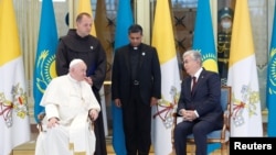 Papa Franjo razgovara s kazahstanskim predsjednikom Qasym-Zhomartom Toqaevim u Nur-Sultanu 13. septembra 2022.