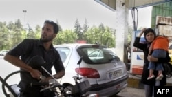 شاحبان جایگاه عرضه سوخت می گویند: درصورتی که مشکلات اين صنف از سوی دولت جمهوری اسلامی و وزارت نفت رفع نشود، از ۲۰ اسفند ماه همه جايگاه ها را در کشور تعطيل خواهند کرد.