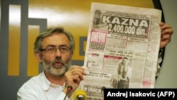 Urednik i vlasnik dnevnog lista "Dnevni telegraf" Slavko Ćuruvija na konferenciji za novinare u Beogradu, novembar 1998. 