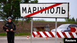 Ukrain esgeri barlag nokadynda dur. Mariupol, 9-njy maý, 2014. 