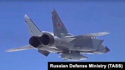 Літак МіГ-31К з підвішеною ракетою 