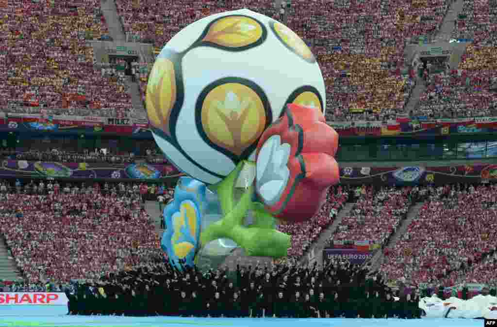 8 июньдә Варшауда Euro 2012 футбол беренчелеге ачылышы.