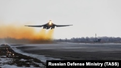 Бомбардировщик Ту-160 во время полета в Саратовской области