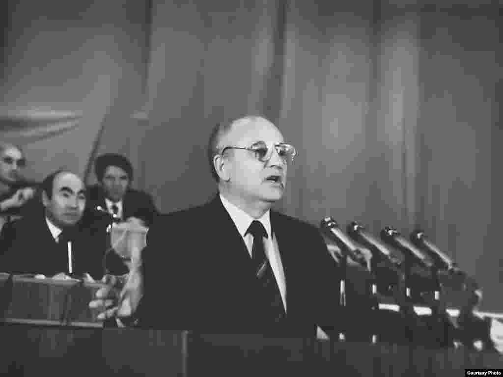 Впрочем, и на постсоветском пространстве высокий рейтинг - вовсе не гарантия безпроблемного пребывания у власти. Речь, конечно, не о Михаиле Горбачеве, который запечатлен на этом фото во время своего последнего официального визита в качестве президента СССР в Бишкек 5 ноября 1991 года. Обратим внимание на задний план, фигура в центре - это тогдашний президент Киргизской ССР Аскар Акаев. На выборах президента Киргизии в 2000 году Акаев получил поддержку 76,4% избирателей, но уже через пять лет, в результате "Революции тюльпанов" был вынужден бежать из страны в Россию, где и живет до сих пор.