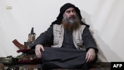 Абу Бакр ал Багдади в стоп кадър от недатирано видео, разпространено през април 2019 от телевизия Ал-Фуркан.