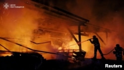 Рятувальники гасять пожежу після російського удару по Полтавщині в березні цього року