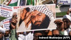 په هند کې مسلمانانو د مظاهرې پر مهال د جیش محمد د مشر مسعود اظهر انځور نیولی او د کشمیر په پلواما کې د برید غندنه کوي - پخوانی انځور.
