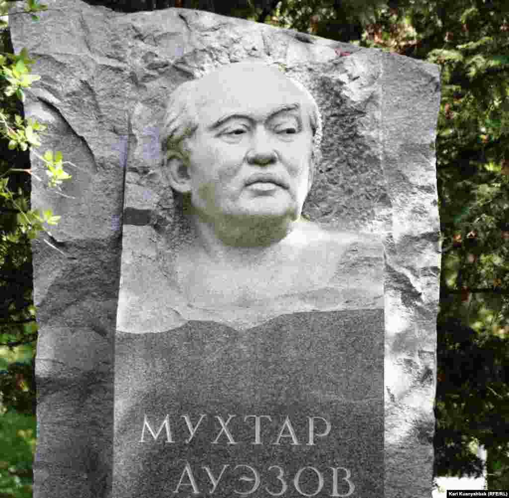 Мұхтар Әуезовтің қабірі басындағы мүсіні. Жазушының қабірі Райымбек көшесі бойындағы қорымда. Алматы. 22 сәуір, 2012 жыл.