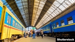 «Укрзалізниця»: попри сильний вітер, грозу й подекуди град минулої ночі, рух пасажирських і вантажних поїздів здійснювався