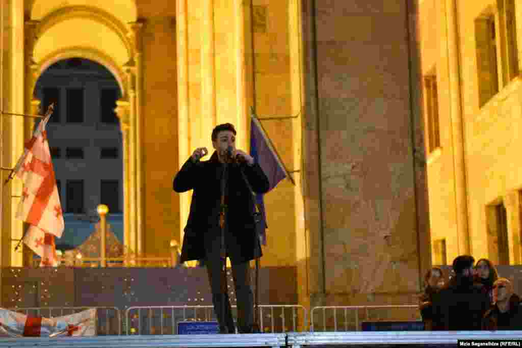 საპროტესტო აქციის ერთ-ერთი ორგანიზატორი შოთა დიღმელაშვილი პარლამენტის წინ შეკრებილ ხალს ოპოზიციის მოთხოვნებს აცნობს. 