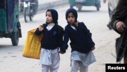 په پېښور کې انجونو د ښوونځي پر لور.