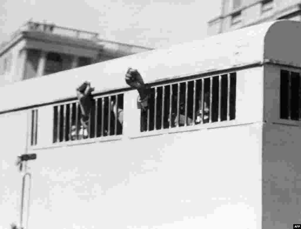 Osam muškaraca, među kojima je bio i Mandela osuđeni su na doživotnu zatvorsku kaznu, Pretoria, 16. juni 1964.