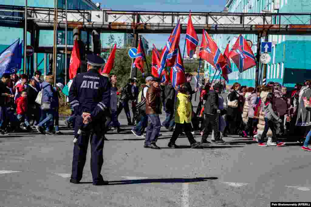 Не обошлось без политической символики. Активисты "Родины" и "Единой России" пришли агитировать за свои партии перед выборами в сентябре