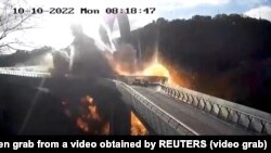 Ракетний удар біля скляного мосту в центрі Києва, 10 жовтня 2022 року, ілюстративне фото