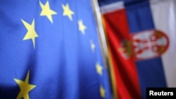 Zastave Srbije i EU - ilustracija