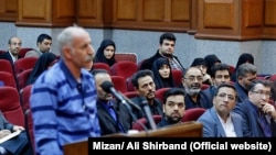محمد ثلاث متهم شده بود که سه مأمور پلیس را در جریان درگیری‌های خیابان پاسداران با اتوبوس زیر گرفته است.