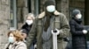 Ljudi čekaju testiranje na korona virus ispred Kliničkog centra Univerziteta u Sarajevu, 25 mart 2020.