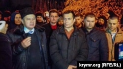 Емілю Курбедінову (у центрі) загрожує адміністративний арешт за пост у соцмережі «Фейсбук» 2013 року
