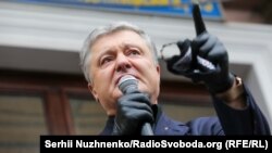 У пресслужбі ДБР Радіо Свобода повідомили, що допит відбуватиметься у справі, за якою, як вважає слідство, він у 2018 році він нібито «схилив» голову Служби зовнішньої розвідки до перевищення службових повноважень
