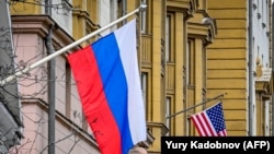 За словами Захарової, держави, які оголошуються недружніми, не можуть набирати серед громадян Росії співробітників для своїх дипломатичних і консульських місій
