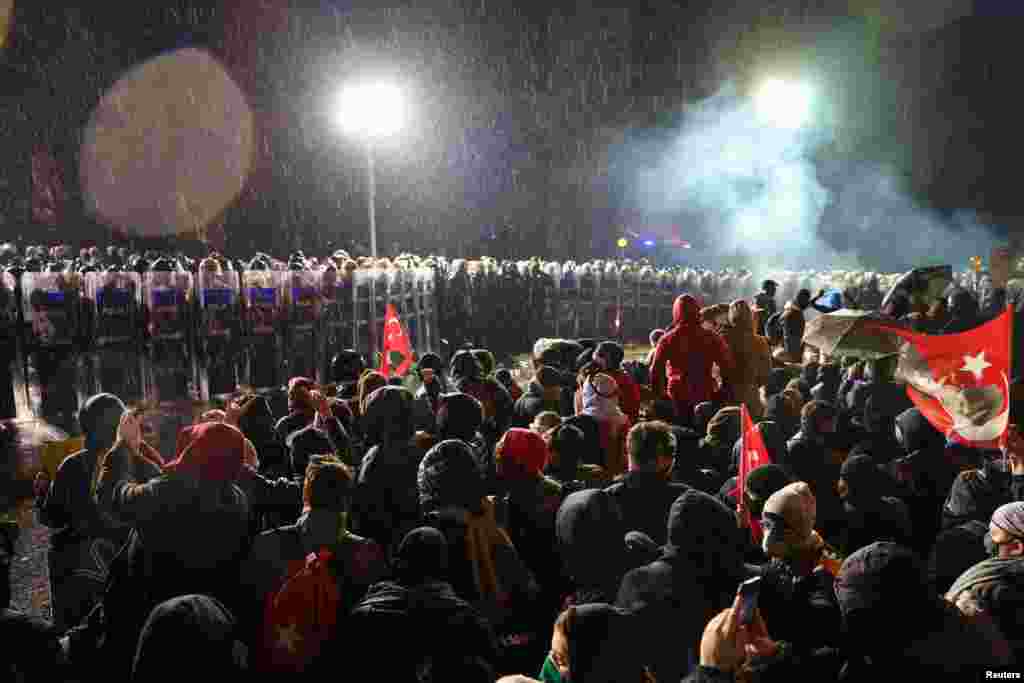 Иако протестите беа главно мирни, полицијата на одредени места употреби водени топови и солзавец.