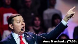 На виборах 31 березня Олег Ляшко показав свій заповнений бюлетень. Це заборонено законом