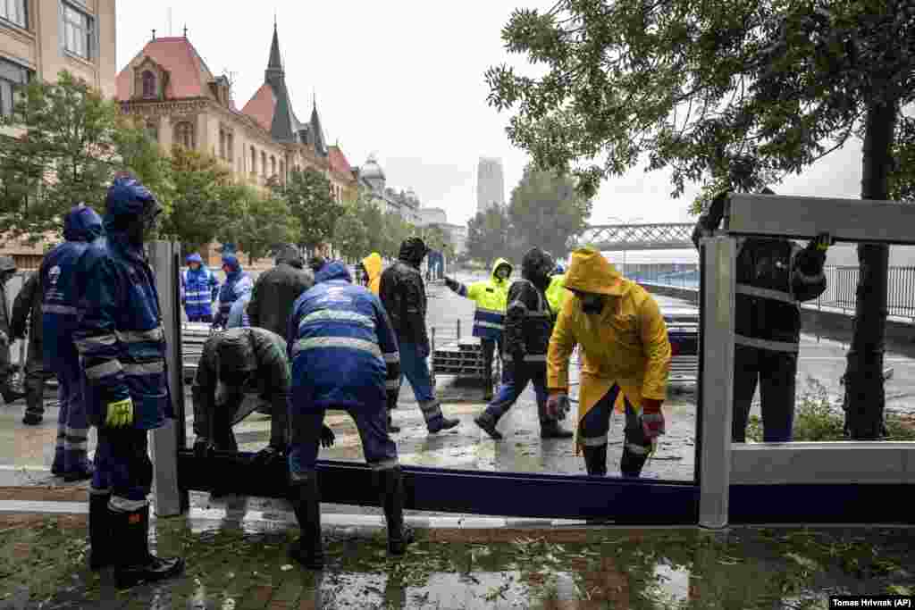 В столице Словакии Братиславе (на фото) и столице Венгрии Будапеште установили заграждения, пытаясь сдержать большую воду. Уровень реки Дунай поднялся. В Праге река Влтава вышла из берегов 