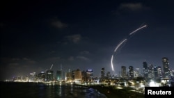 Presretnute rakete lansirane iz Irana, snimljeno iz Tel Aviva, Izrael, 13. juna 2025. Reuters/Jamal Awad