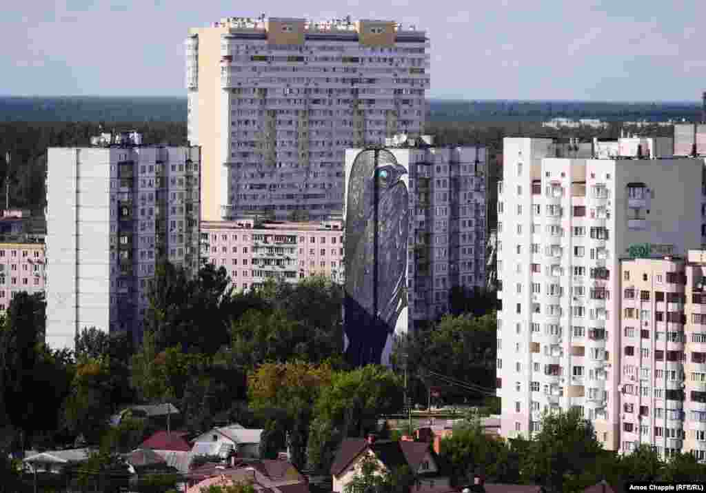 &laquo;Стриж&raquo;, автор Alex Maksiov. Молодий український художник витратив на цей мурал 90 літрів фарби. В оці птаха відображається український прапор (вулиця Академіка Булаховського, 40)