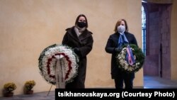 Сьвятлана Ціханоўская і Джулі Фішэр ля магілы Кастуся Каліноўскага. Вільня, 7 лютага.