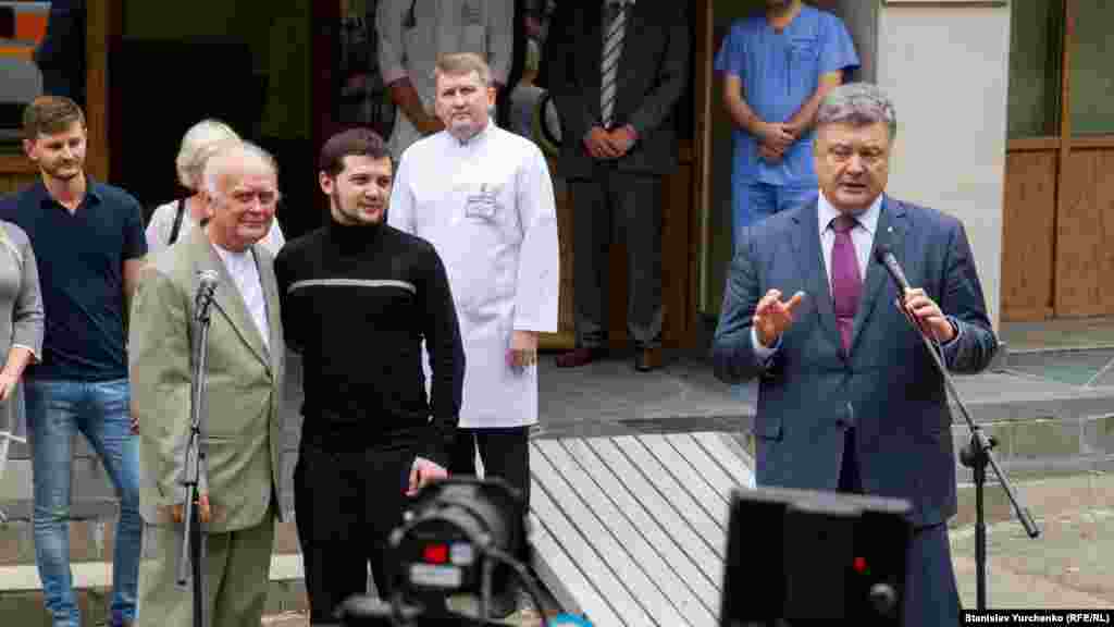 Встреча президента Украины Петра Порошенко с освобожденными из российской тюрьмы Геннадием Афанасьевым и Юрием Солошенко.