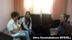 Старший инструктор лагеря "Связист" с отдыхающими детьми в одной из комнат лагеря. Алматы, 25 июня 2013 года.