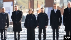 (Çepden saga) Ýewropa Geňeşiniň prezidenti Antonio Kosta, Latwiýanyň prezidenti Edgars Rinkewiks, Ukrainanyň prezidenti Wolodymyr Zelenski we onuň aýaly Olena Zelenska, Finlýandiýanyň prezidenti Aleksandr Stubb, Litwanyň prezidenti Gitanas Nauseda. Kiýew, 24-nji fewral, 2025.