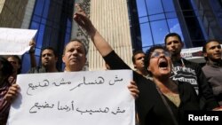 تجمع فعالان مصری در اعتراض به واگذاری دو جزیره مصر در دریای سرخ به عربستان سعودی از سوی دولت عبدالفتاح سیسی.