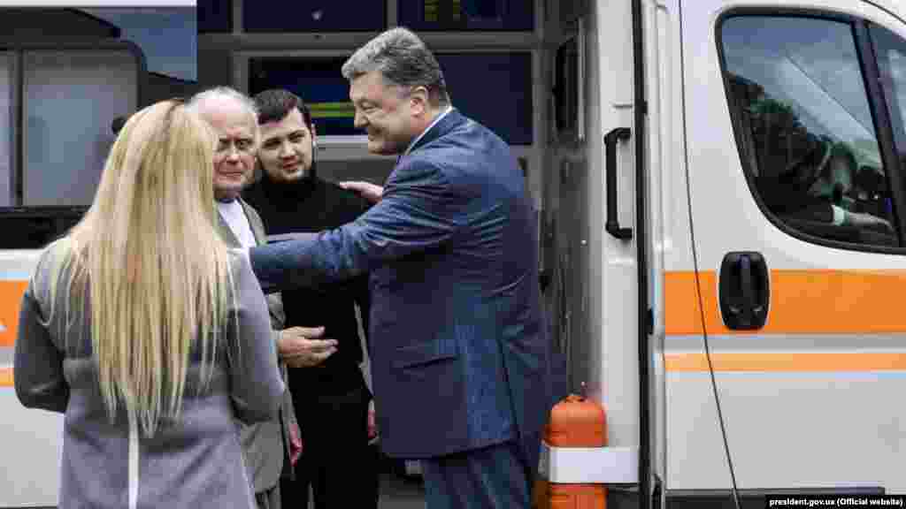 Самолет с Геннадием Афанасьевым и Юрием Солошенко приземлился в аэропорту «Борисполь». Их сразу повезли в больницу. Киев, Украина, 14 июня 2016 года