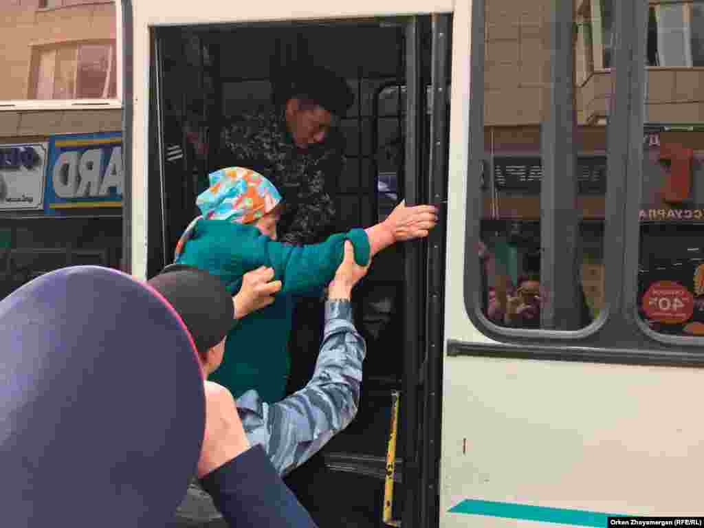 Арнай жасақ ұсталған адамды автобусқа салып жатыр. Нұр-Сұлтан, 21 қыркүйек 2019 жыл. 