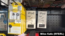 Serbiyanın Novi Sad şəhərindəki mağazada saxta "iPod" qulaqlıqlarının qablaşdırılmasında çoxsaylı qrammatik səhvlər var.