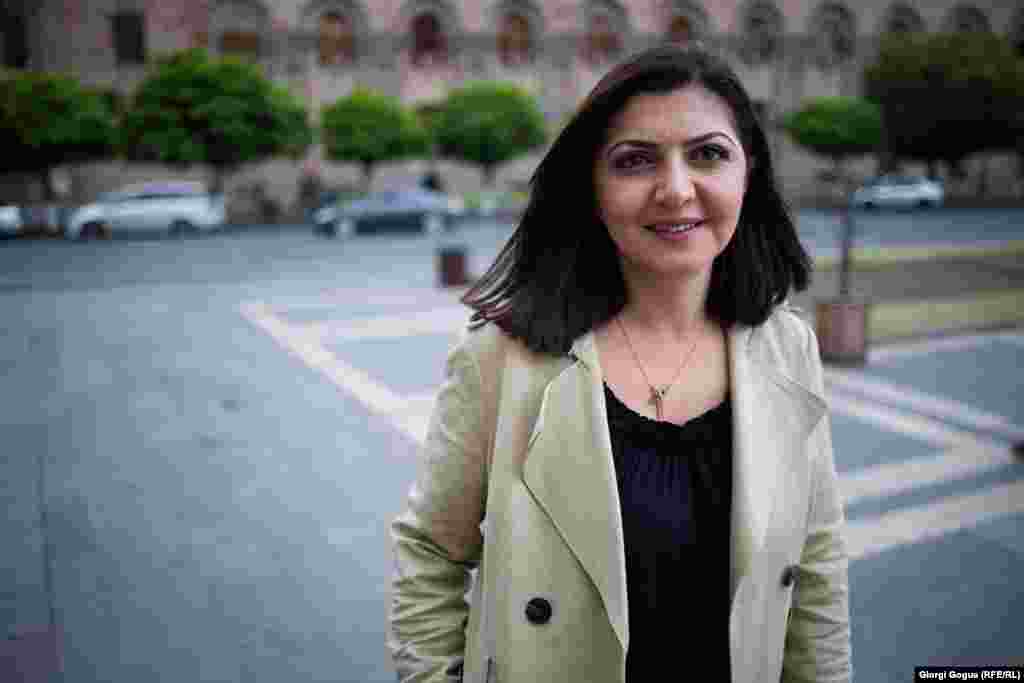 ელენ ასატრიანი, პოლიტიკის ანალიტიკოსი გლენდეილი, კალიფორნია, აშშ "აქციებს გლენდეილშიც ვაწყობდით, იქ დიდი სათვისტომოა. ერევნის ქუჩებში გამოსული ამდენი ადამიანის ნახვა ძალიან ამაღელვებელი იყო, ბევრი ჩვენგანი სიხარულის ცრემლებით ტიროდა."