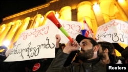 Протестиращите в Тбилиси настояват за предсрочни избори